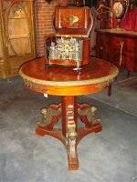 43. Антикварный Стол. Около 1870 года. 81x76 см. Цена 2800 евро.