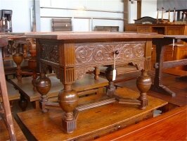 60. Антикварный Маленький столик. Около 1800 года. 110x75x76 см.