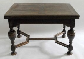 Раздвижной обеденный антикварный стол. 120-220x90x76 см и 4 стула. XIX век. Цена 1400 евро