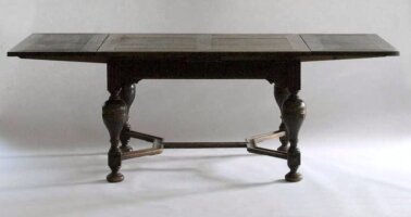 Антикварный Раздвижной обеденный стол и 4 стула. Размер: 120-220x90x76 см. 19 век. Цена 1400 евро