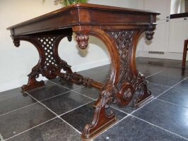 Антикварный Резной обеденный стол. 19 век. 140x90x80 см. Цена 1450 евро